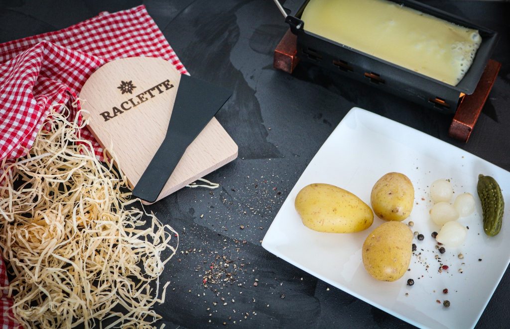 Raclette-rustique-paille-et-pomme-de-terre